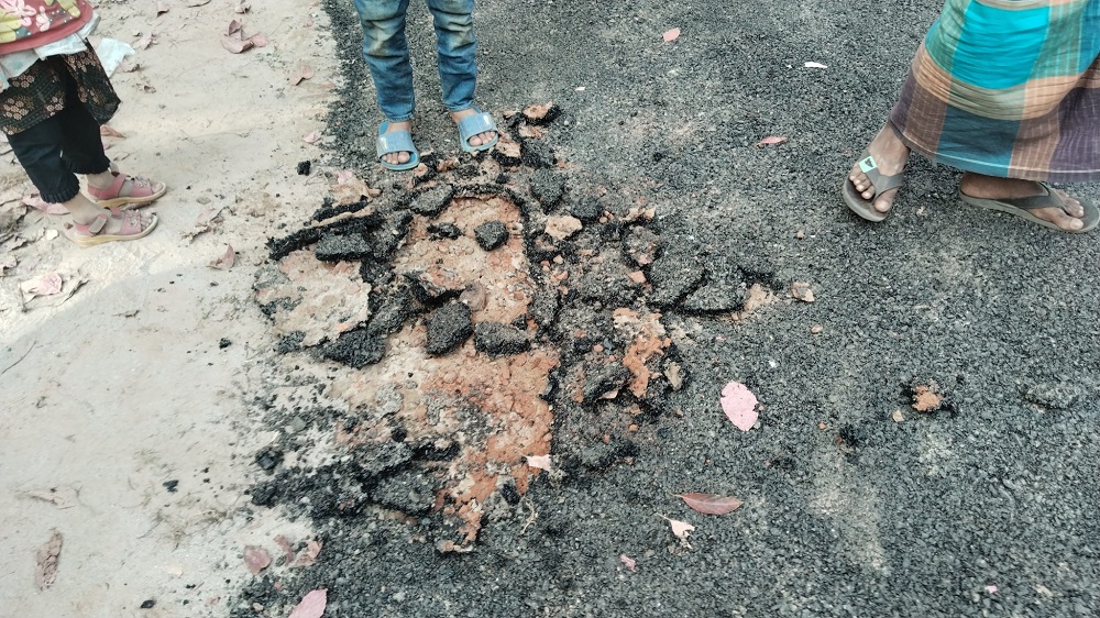 মান্দা উপজেলা চত্বরে সড়ক কার্পেটিংয়ে অনিয়মের অভিযোগ