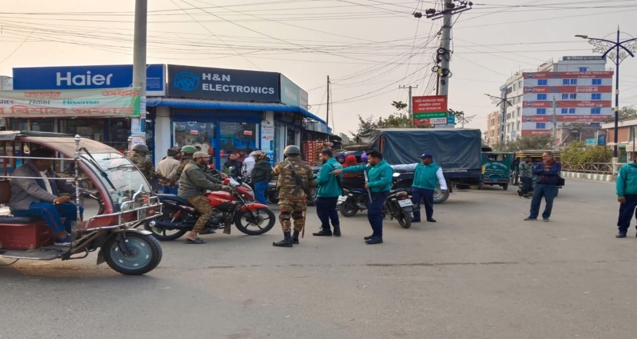 রাজশাহীর কোর্ট ষ্টেশন মোড়ে আইনশৃঙ্খলা রক্ষাকারী বাহিনীর তল্লাশি