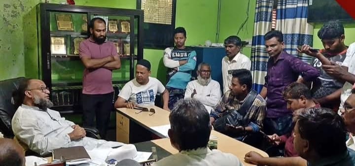 চাঁপাইনবাবগঞ্জের শিবগঞ্জে ভিজিএফ এর চাল না পেয়ে চেয়ারম্যানকে অবরুদ্ধ