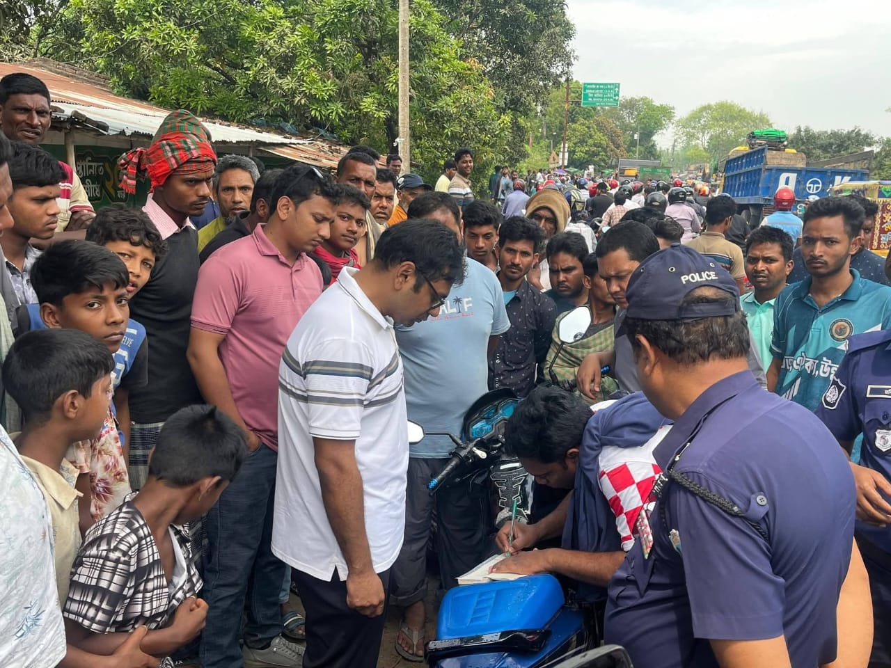 চাঁপাইনবাবগঞ্জে বৈধ কাগজপত্র, ড্রাইভিং লাইসেন্স ও হেলমেট ছাড়া মোটরসাইকেলে তেল দিচ্ছে না পাম্প গুলো