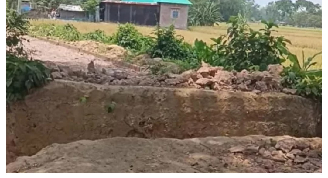 কালভার্ট নির্মাণের গর্ত খুঁড়ে লাপাত্তা ঠিকাদার, ভোগান্তিতে এলাকাবাসী
