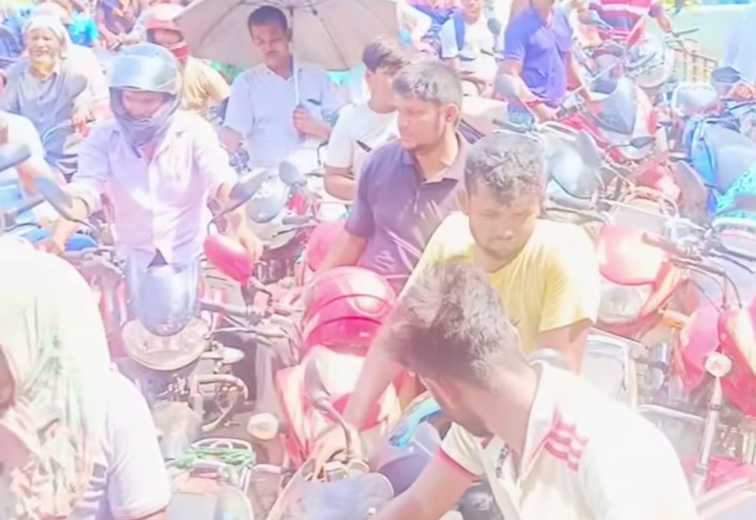 তানোরে তেল নিতে দীর্ঘ লাইনে দিনভর যানজটে নাকাল জনসাধারণ