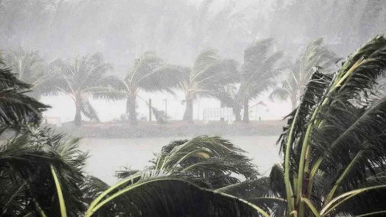 দেশের ১৩ জেলায় ৮০ ও ৬০ কি.মি. বেগে ঝড়ের আশঙ্কা