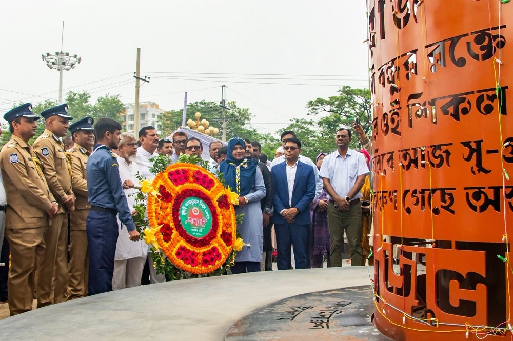 রাজশাহীতে শহীদ স্মৃতিস্তম্ভে ভূমিমন্ত্রীর শ্রদ্ধা নিবেদন