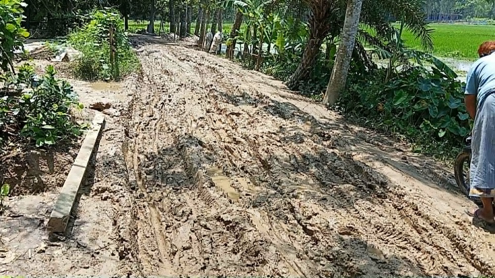 মান্দায় সামান্য বৃষ্টিতেই গ্রামীণ সড়কে হাঁটুসমান কাদা
