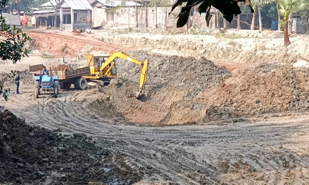 মান্দায় রাতদিন চলছে অবৈধ পুকুর খনন