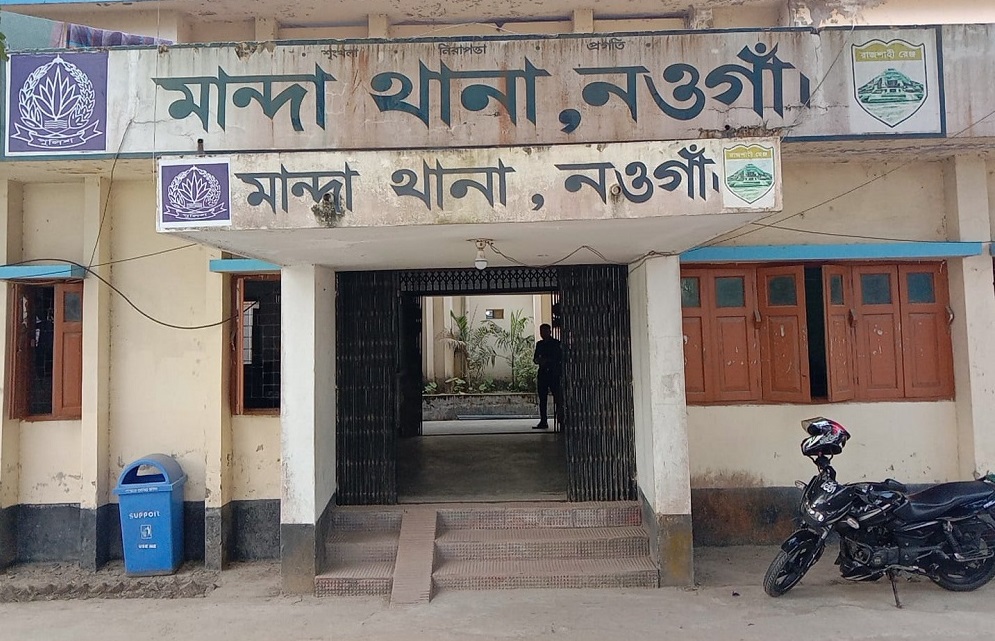 নওগাঁয় বিয়ের দাবিতে আদিবাসী তরুণীর অনশন, প্রেমিক পলাতক