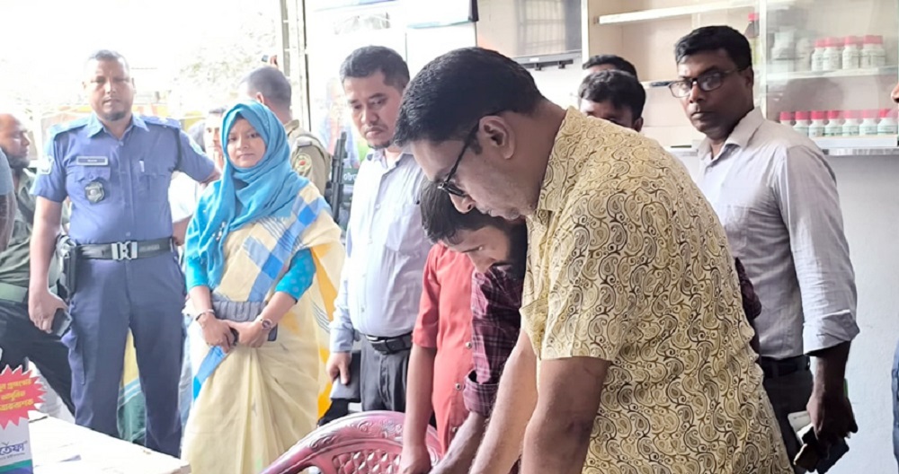 পাবনায় অবৈধ সার মজুত ও বেশি দামে বিক্রি