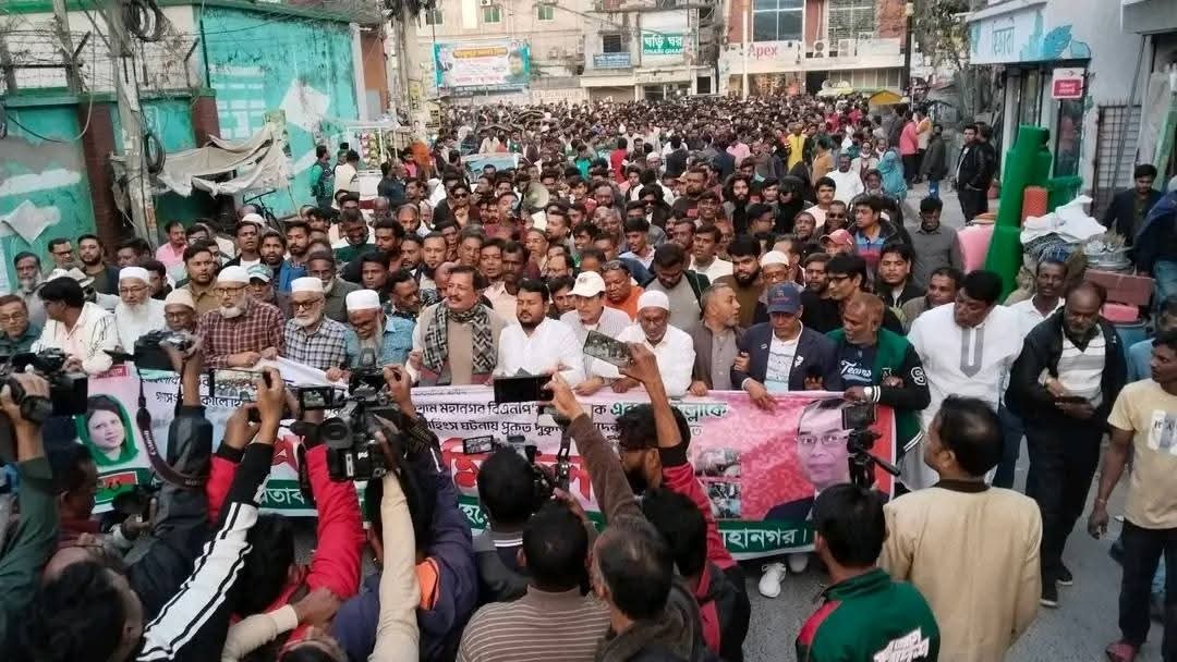 গুলিবিদ্ধের ঘটনায় দুষ্কৃতকারীদের শাস্তির দাবিতে রাজশাহী মহানগর বিএনপির প্রতিবাদ মিছিল