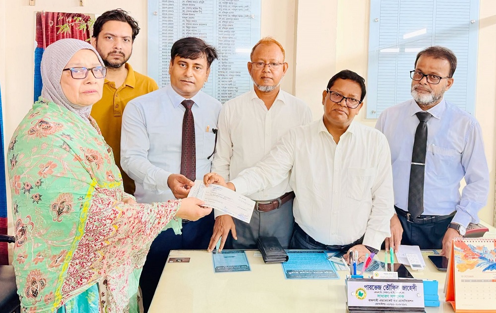 সাবেক জিপির পরিবারকে মৃত্যু পরবর্তী দাবির ২০ লাখ টাকার চেক প্রদান