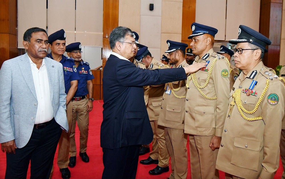 পেশাগত শ্রেষ্ঠত্ব ও বীরত্বের স্বীকৃতি: পিপিএম-সেবা পদকে ভূষিত আরএমপি কমিশনার ফয়েজুল কবির