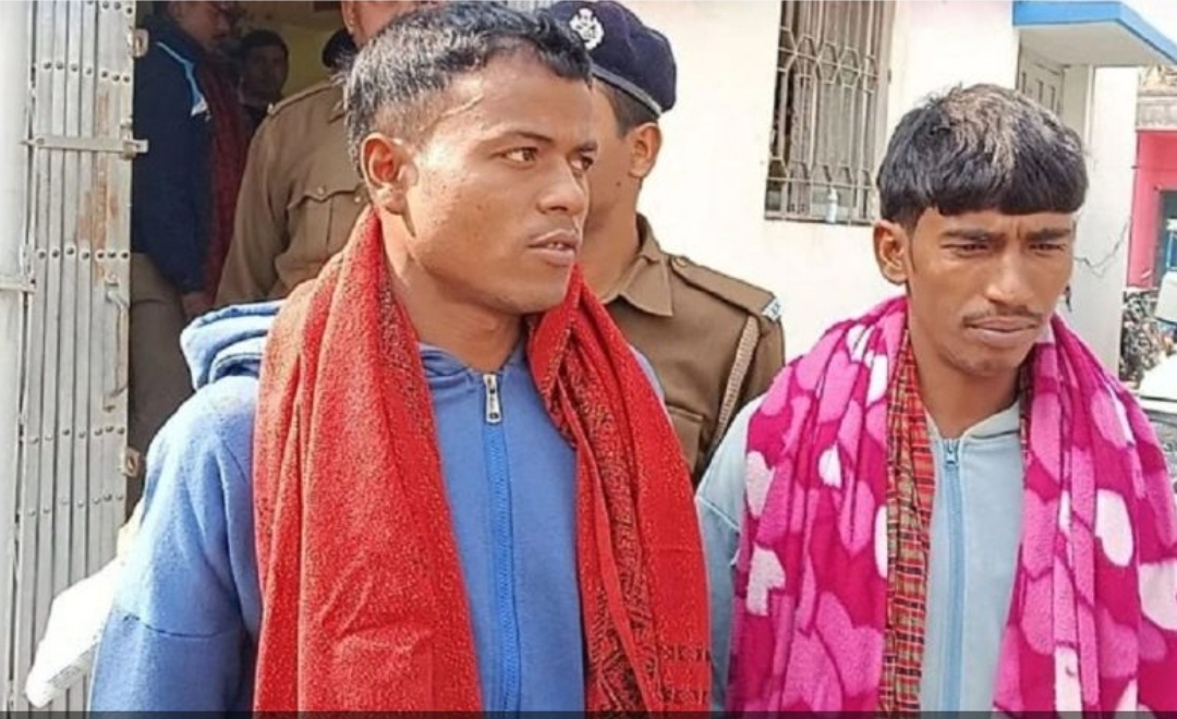 চাঁপাইনবাবগঞ্জ সীমান্ত থেকে দুই বাংলাদেশিকে আটক করেছে ভারতীয় পুলিশ