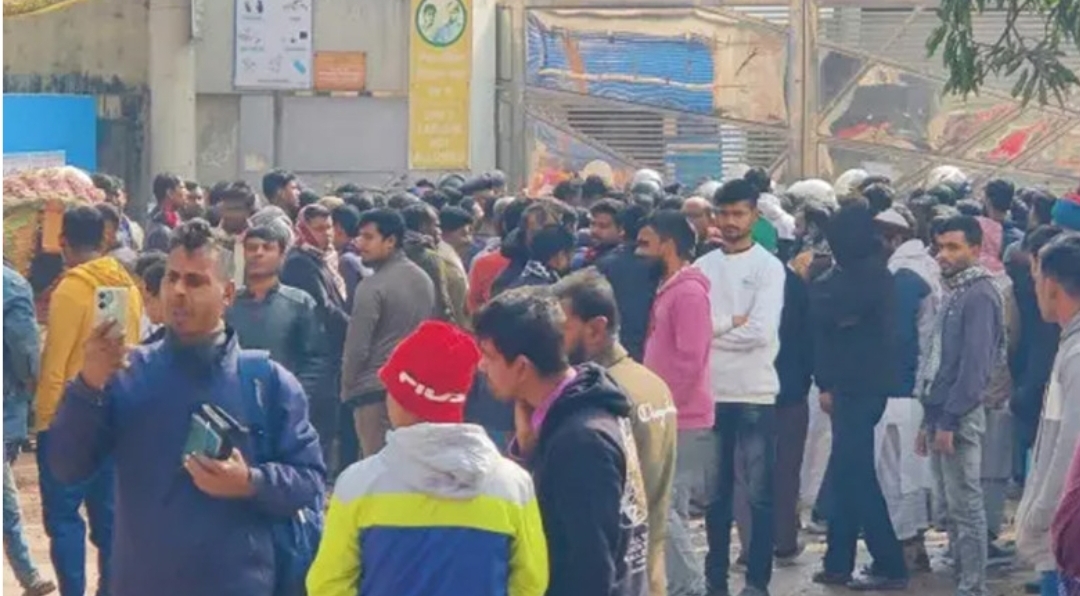 গাজীপুরে বকেয়া বেতনের দাবিতে শ্রমিকদের বিক্ষোভে পুলিশের টিয়ারশেল