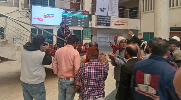 রাজশাহী রেলওয়ে স্টেশনে বেতনের দাবিতে বিক্ষোভ সমাবেশ