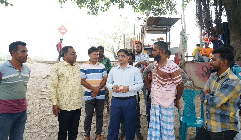রাসিক প্রশাসকের নির্দেশে ফেরিঘাটে অভিযান সচিবের। অতিরিক্ত টাকা নিলেই ব্যবস্থা