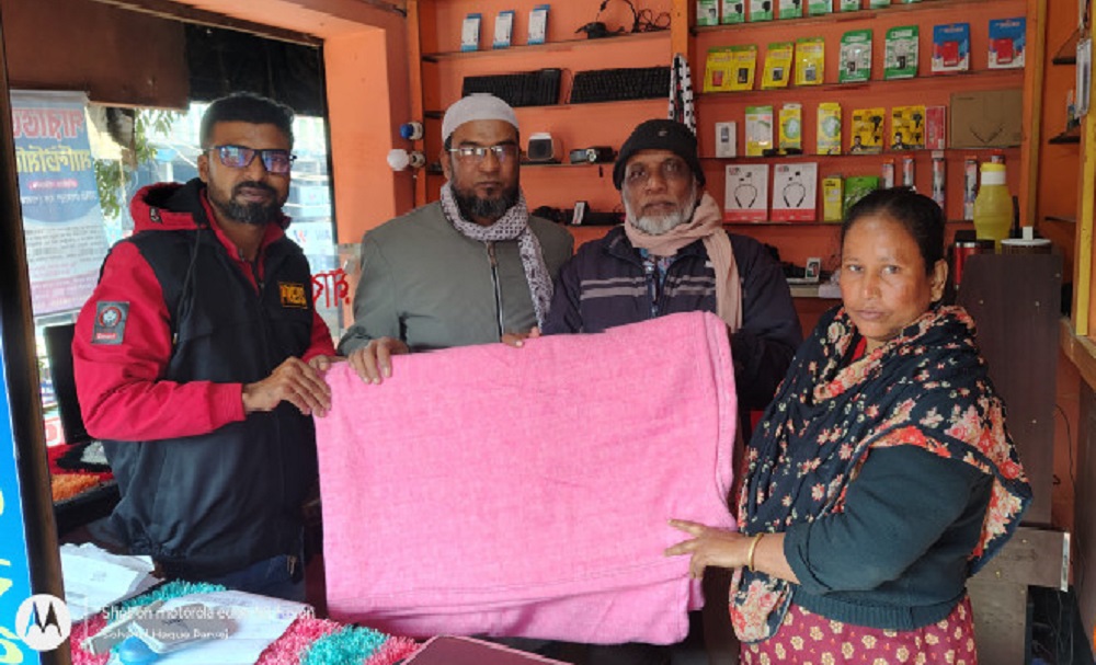 তানোরে শীতার্তদের পাশে তানোর সাংবাদিক ক্লাব পরিবার (টি.এস.সি)
