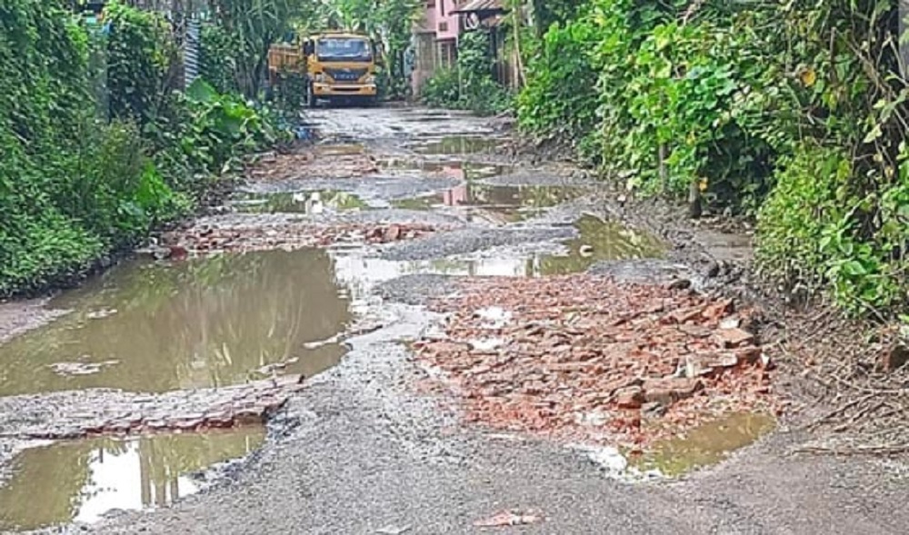 তানোর-মোহনপুর সংযোগ সড়ক এখন মরণফাঁদ