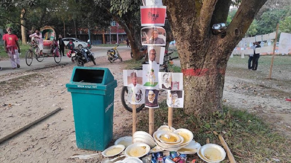 গোলাম আযম-নিজামীর ছবিতে ময়লা নিক্ষেপ