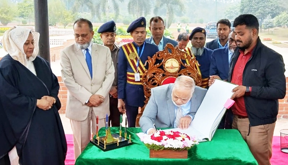 জাতীয় স্মৃতিসৌধে প্রধান বিচারপতির শ্রদ্ধা নিবেদন