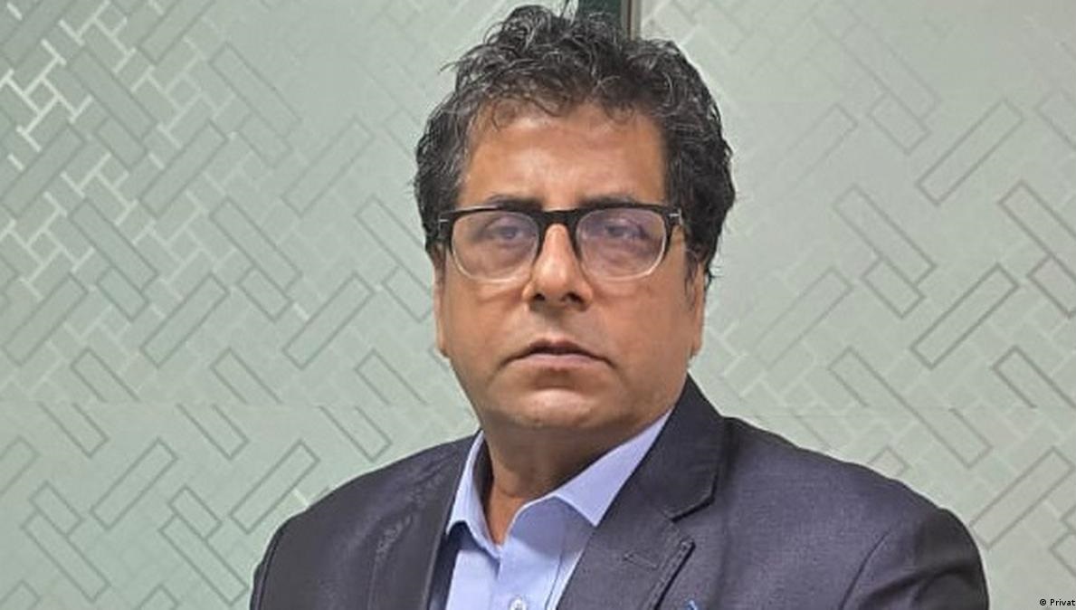 ডিবি হেফাজতে সাংবাদিক আনিস আলমগীর