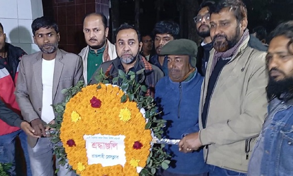 মহান বিজয় দিবসে রাজশাহী প্রেসক্লাবের শহীদ মিনারে পুষ্পস্তবক অর্পণ